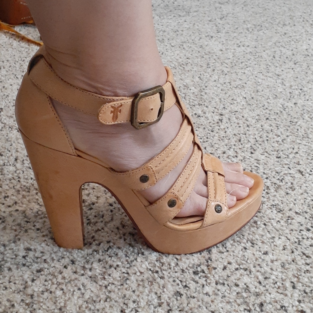 Frye Leather Catrin Trapunto Strappy Heels 9